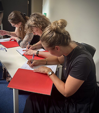 De auteurs signeren