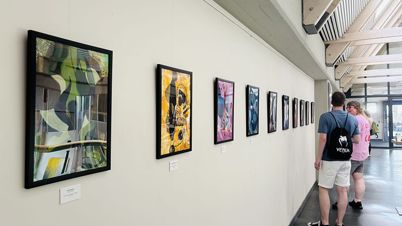 Bezoekers bekijken de expositie in de Universiteitsbibliotheek